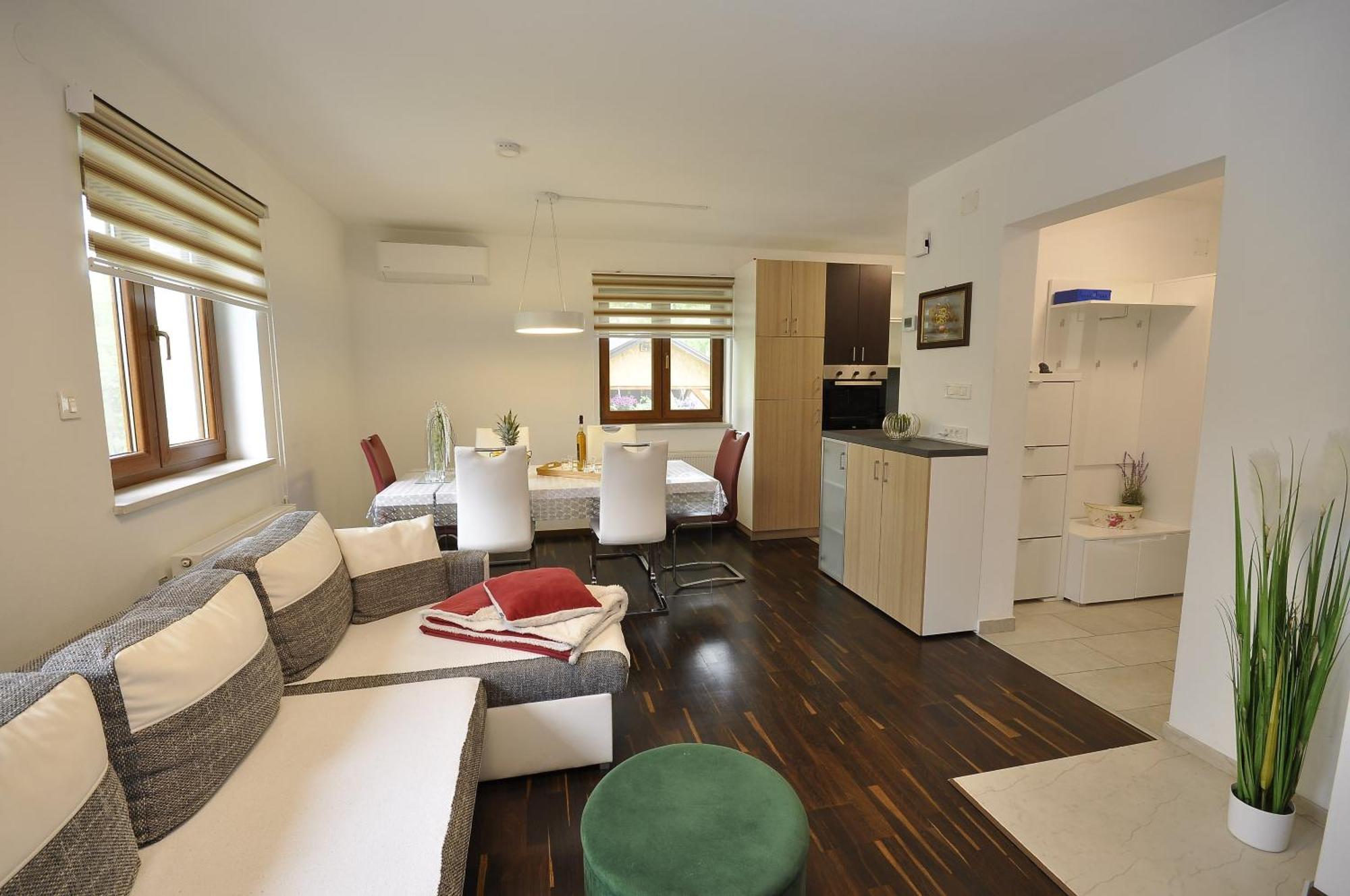 Holiday House Marija Villa Otocsán Kültér fotó