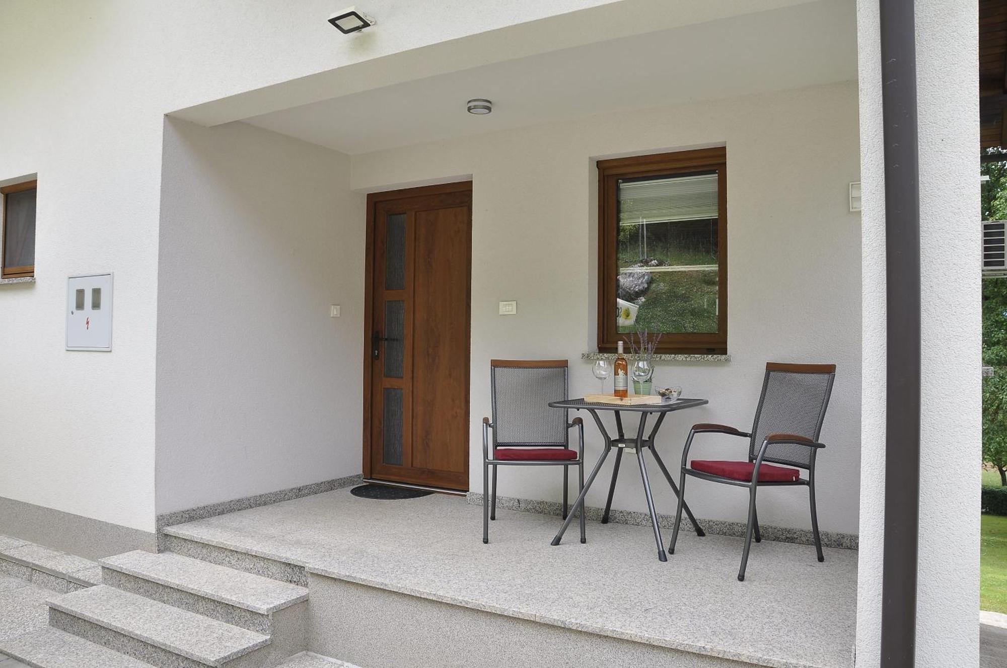 Holiday House Marija Villa Otocsán Kültér fotó