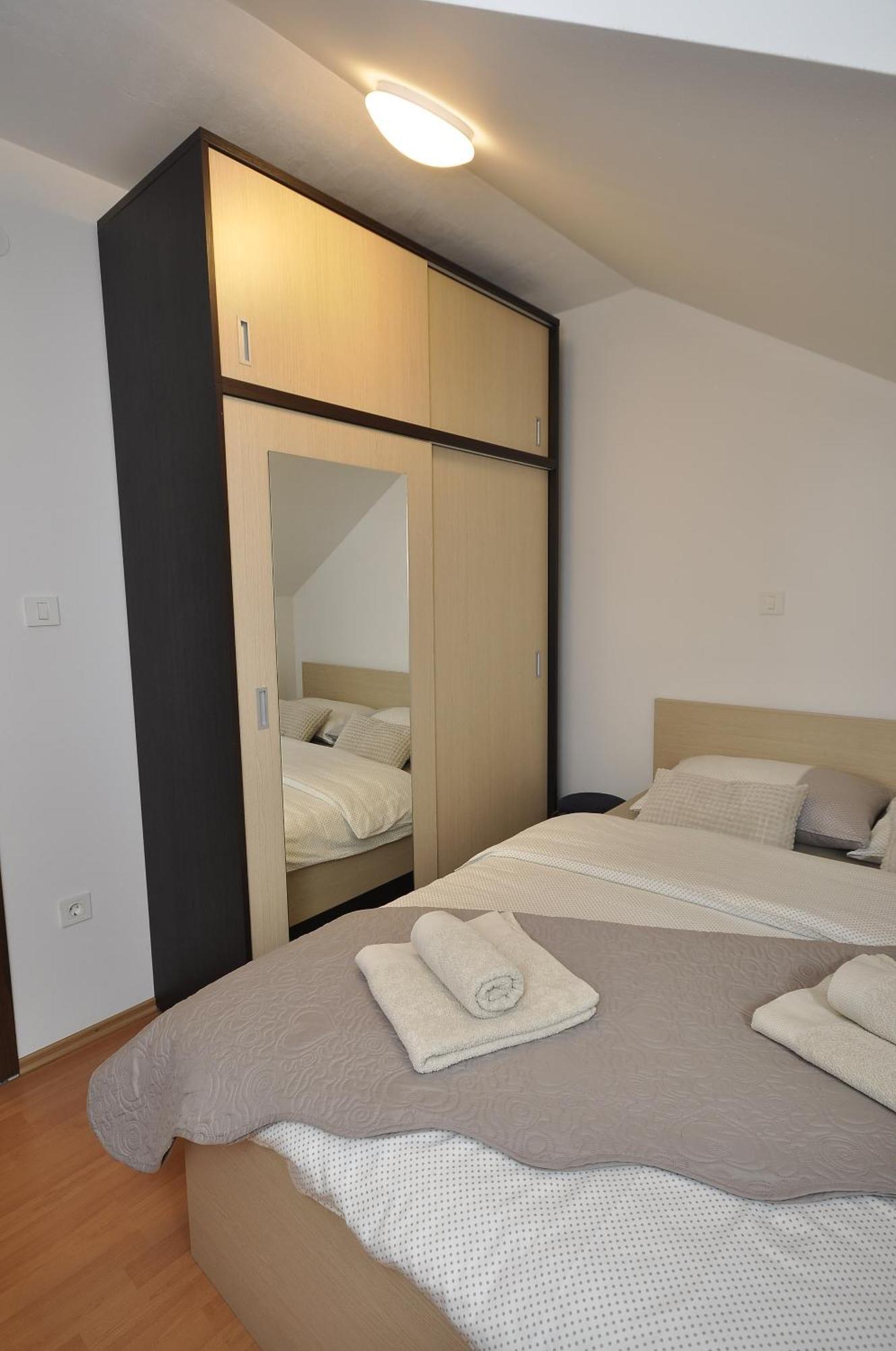 Holiday House Marija Villa Otocsán Kültér fotó