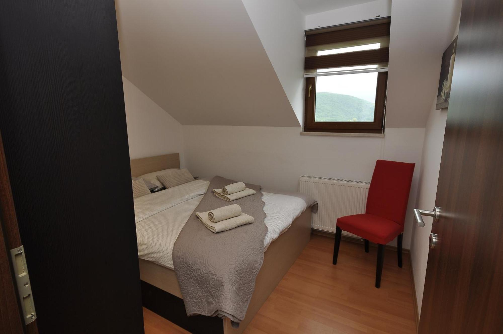 Holiday House Marija Villa Otocsán Kültér fotó