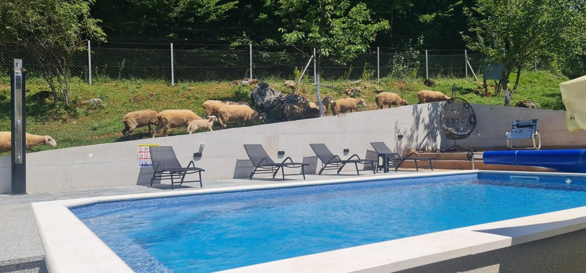 Holiday House Marija Villa Otocsán Kültér fotó